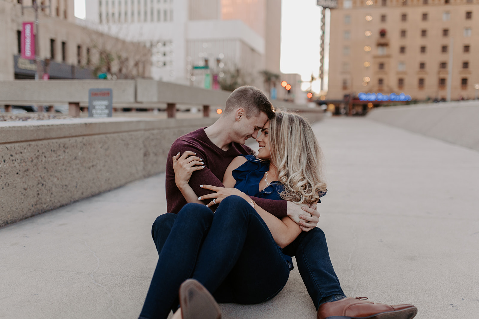 Downtown Phoenix Engagement Session by Isabella Lusk, Arizona based travelling wedding and engagement photographer. This blog post includes engagement photo ideas, outdoor couples poses photos, romantic and natural couples photo session, moody couples photos, engagement city shoot, posing ideas, what to wear for engagement photos. Book your Downtown Phoenix Engagement Session and browse the blog for inspiration #engagement #photography #engagementphotography #phoenixphotographer