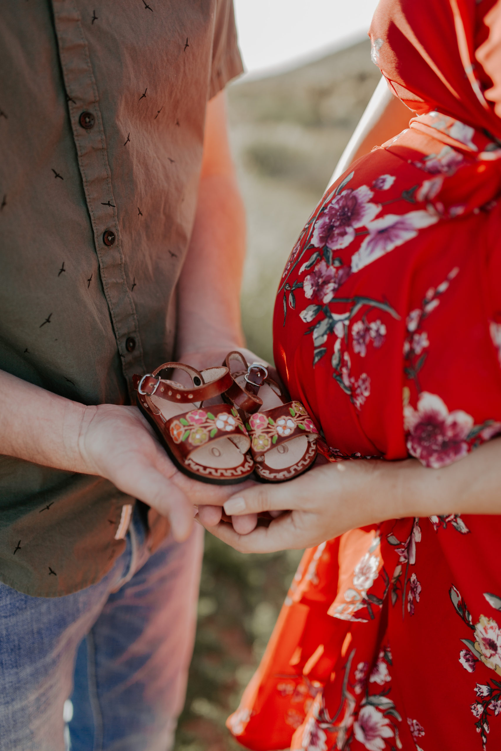 Arizona Desert Glow Maternity Session by Isabella Lusk Photography. This blog includes couples posing inspiration, maternity outfit inspiration. Book your Arizona maternity shoot and browse the blog for more inspiration #maternity #couplessession #babyannouncement